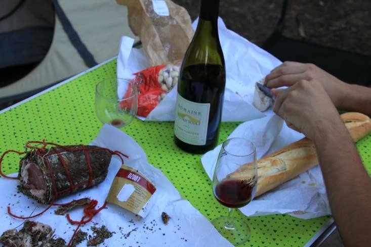 Apéro typique : lonzo, fromage et vin corse