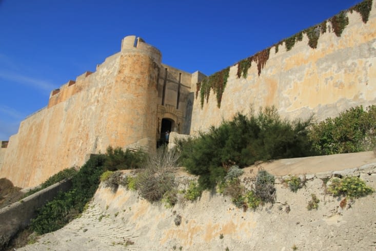 Les hauts murs de la citadelle