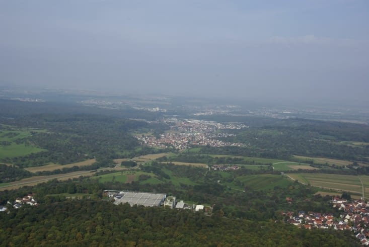 Ouverture, au fond, sur Nürtingen, et au-delà la vallée de la Neckar et l'agglomération de Stuttgart