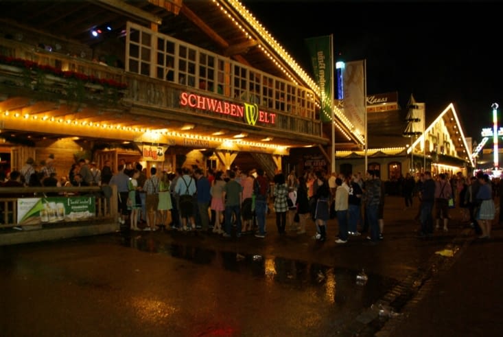 Stehen die Schlange.