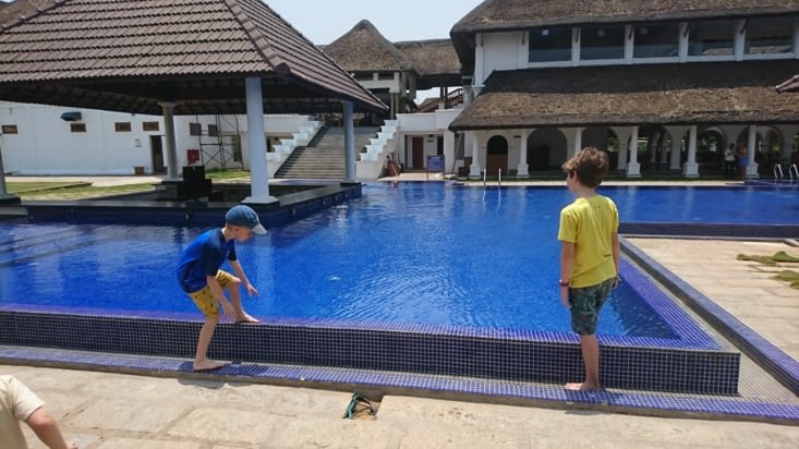 Séance piscine dans un hôtel de luxe