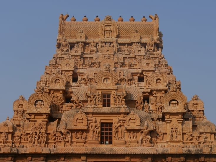 Temple de brihadishwara à Tanjore au granit couleur fauve.