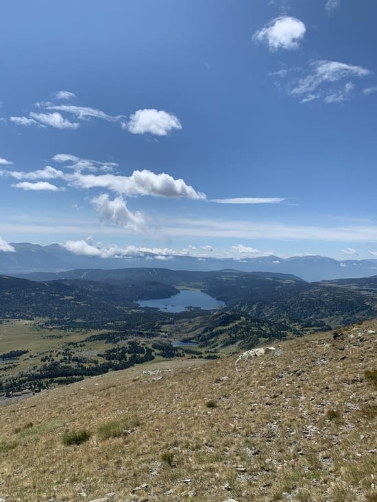 Le lac des Bouillouses au fond  la descente est plus facile