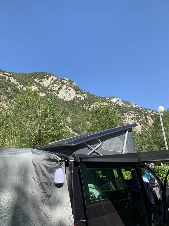 Installés pour la nuit au petit camping au bord de l Ariège après avoir fait les courses!