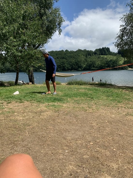 Bon avant le dej je vais qd même essayer de mettre la hamac 😂