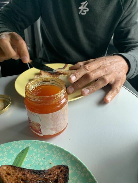 On prends des forces pour la rando avec confiture de Catherine !! 👌🙏merci !!