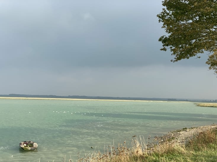 Le long du canal avec une belle vue sur la baie