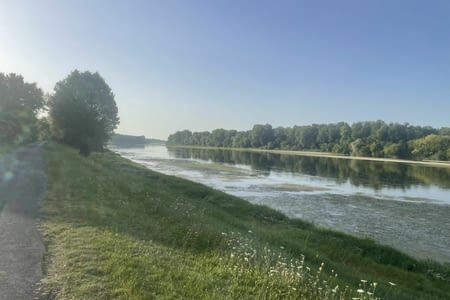 Le long de la Loire et du Canal vers Nevers .