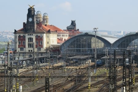 Gare centrale, Pont Charles et la colline de Petrin
