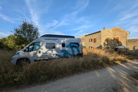 On démarre mollement pour s'aguerrir : on va se garer dans le jardin chez des potes