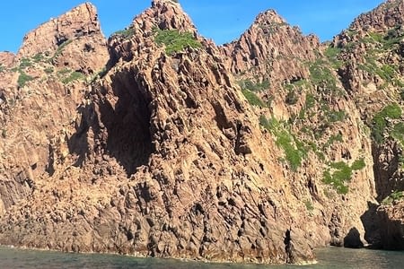 La réserve naturelle de Scandola et le village de Girolata par la mer et la terre