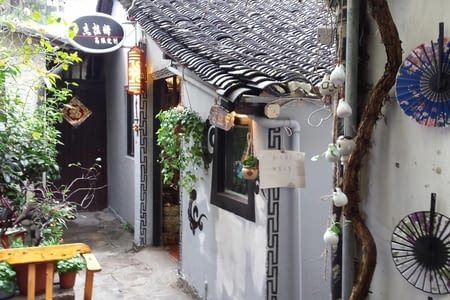 La tête dans les nuages de Pudong et le marche de Taikang Lu