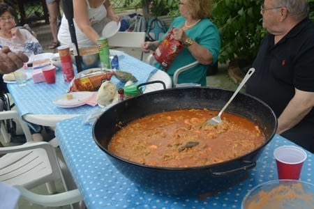 Fête de famille dans une villa avec piscine