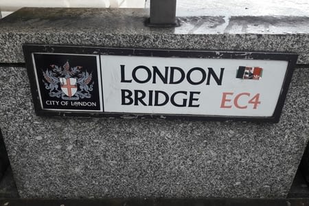 LONDON BRIDGE ET THE MONUMENT OF FIRE
