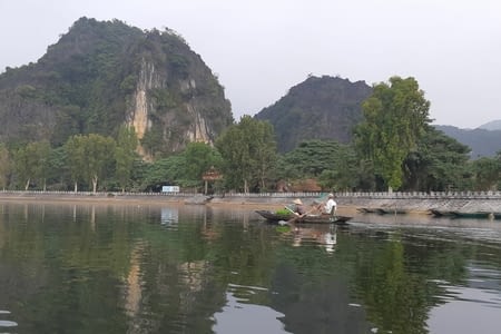 Balade en barque dans les rizières et temple Mua cave