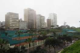 Les bâtiments de Lima sous la brume