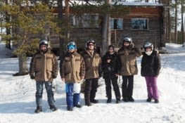 Photo de groupe devant la cabane