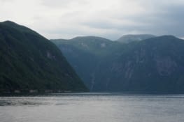 L'entrée dans le fjord vertigineux