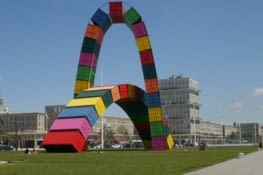 Sculpture : La Catène de conteneurs