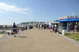 Au fond, Sainte-Adresse et le cap de la Hève