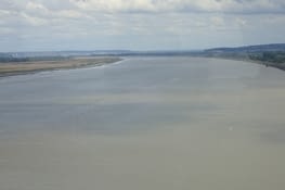 Ĉi-tie Sejno ĵetas sin en la maron. La Seine se jette ici à la mer.