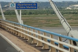 Sufiĉas trairi la ponton... Il suffit de passer le pont...