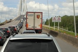 Trafikstopiĝo... Ĉu pli rapide bicikli ? Bouchon... A vélo, irait-on plus vite ?