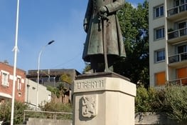 La statue du roi Albert 1er. La statuo de Reĝo Albert 1-a.