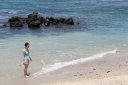 Carine, les pieds dans l'eau