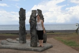 Statues vers la plage de sable noir de Saint Paul