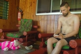 cheshire en pleine discussion a la pension avec adrien