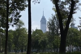 Vue de la tour depuis le parc Alameda Central