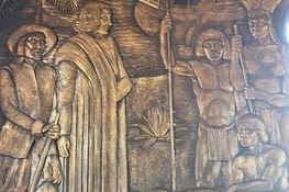 Bas relief « La découverte » dans le salon diplomatique