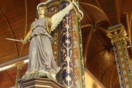 Plafond en bois et décorations murales