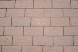 les pavés portent le nom des joueurs