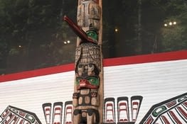 Je fais toute petite à côté de ce mat indien!