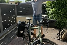 Antoine est heureux de son nouveau destrier destiné à son premier grand bike road trip !