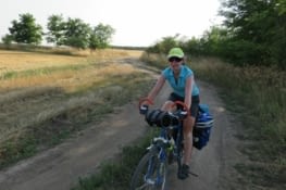 L'euro vélo 6 en Hongrie,  c'est parfois du VTT: en plein dans un champs!