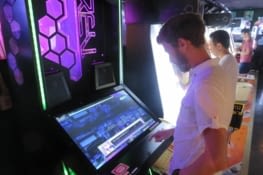 Clément 1200 points. Son voisin en gants blancs, 47000pts. La dextérité de certains joueurs est juste allucinante.