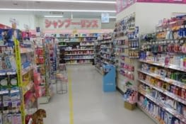 Des pubs, en rose, en jaune, ça clignote de partout. On y perd la tête