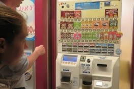 Ici, on choisit et paye son plat (en japonais bien sur). 1 min après avoir donné son ticket au cuisto,  on est servi. Nicolas nous apprend quelques kenji qui nous seront utiles