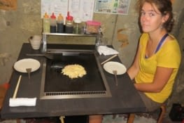 Un petit resto d'okonimiyaki dans une rue résidentielle.