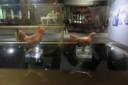 Au musée d'histoire d'Hong-Kong,  on peut admirer ces poullets de 2000 ans, déjà vénérés  à l'époque.