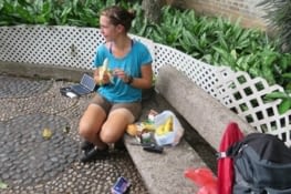 Pause petit déjeuner dans un parc. On attirait les regards