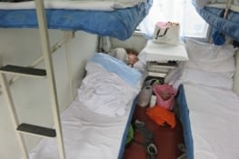 Dors bien, il reste 20h de train sur les 32h.