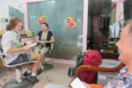 Seul photo de Tong, ami et traducteur du moment, qui nous a évité un désastre capillaire. Il a aussi emmené Clément voir un médecin, rare dans ce pays.