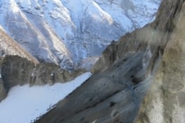 Ça,  c'est le chemin vers le Tilicho base camp. Un trek de 3 jours, dissocié du trek principal. A 4939m, le Tilicho lake est un détour qu'on vous conseil. Et bon aussi pour l'acclimation. Laure vous fait coucou au loin