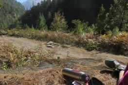 Une pause thé, avec notre nepali-thermos remplie chaque matin dans une guest house.