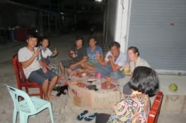 A la sortie de l'hôtel,  on nous attendait avec bières, coconuts, biscuits chinois.