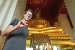 Déjà mieux plaqué or. A Bangkok,  il existe une statue de bouddha en or massif, de 5,5t, mais c'est pas celui là.